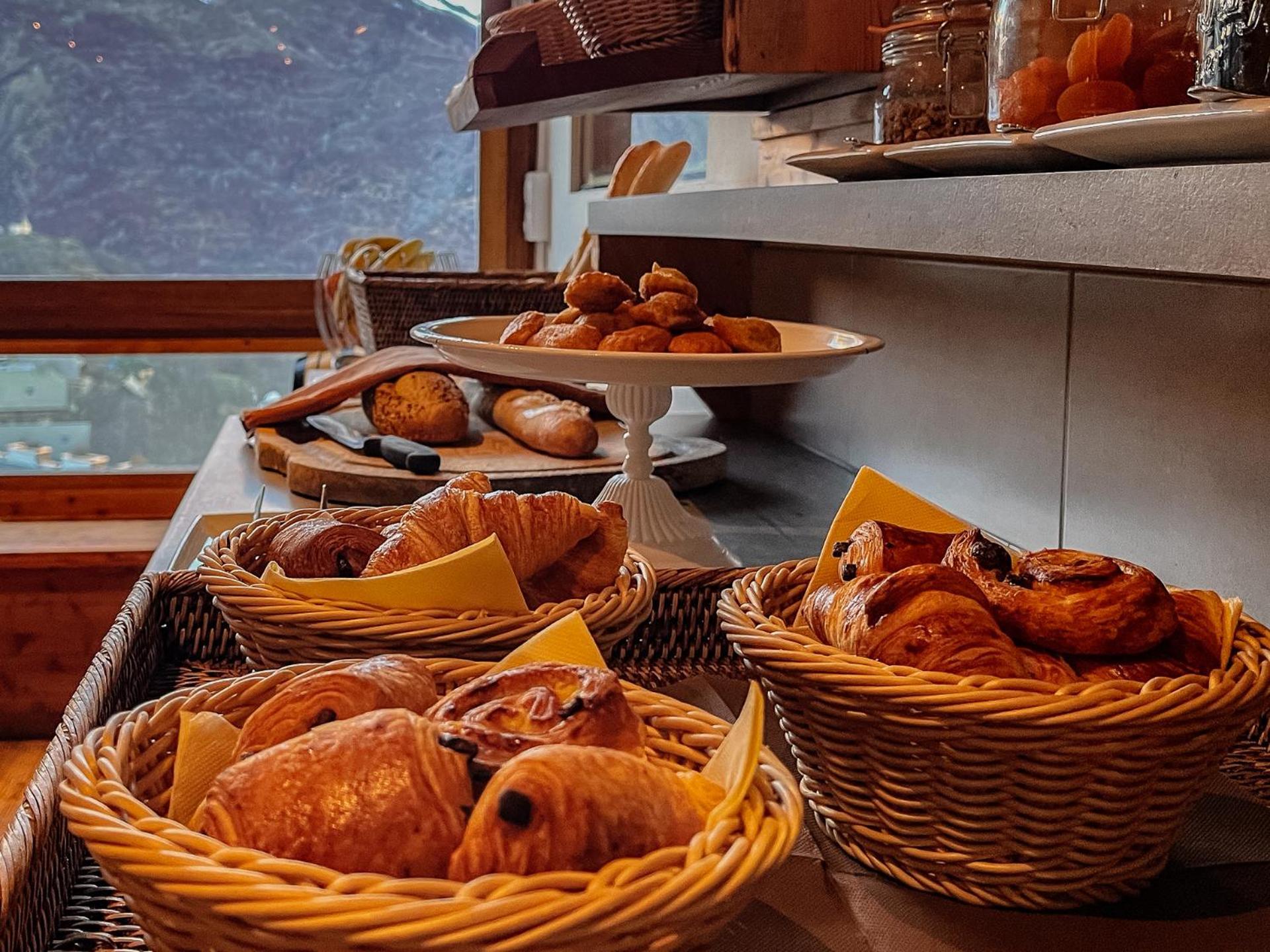 Hotel Restaurant Saint Roch Puy-Saint-Vincent Buitenkant foto